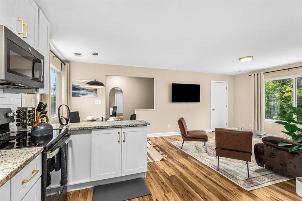 New! Spacious 1BR King Suite - Great Location
